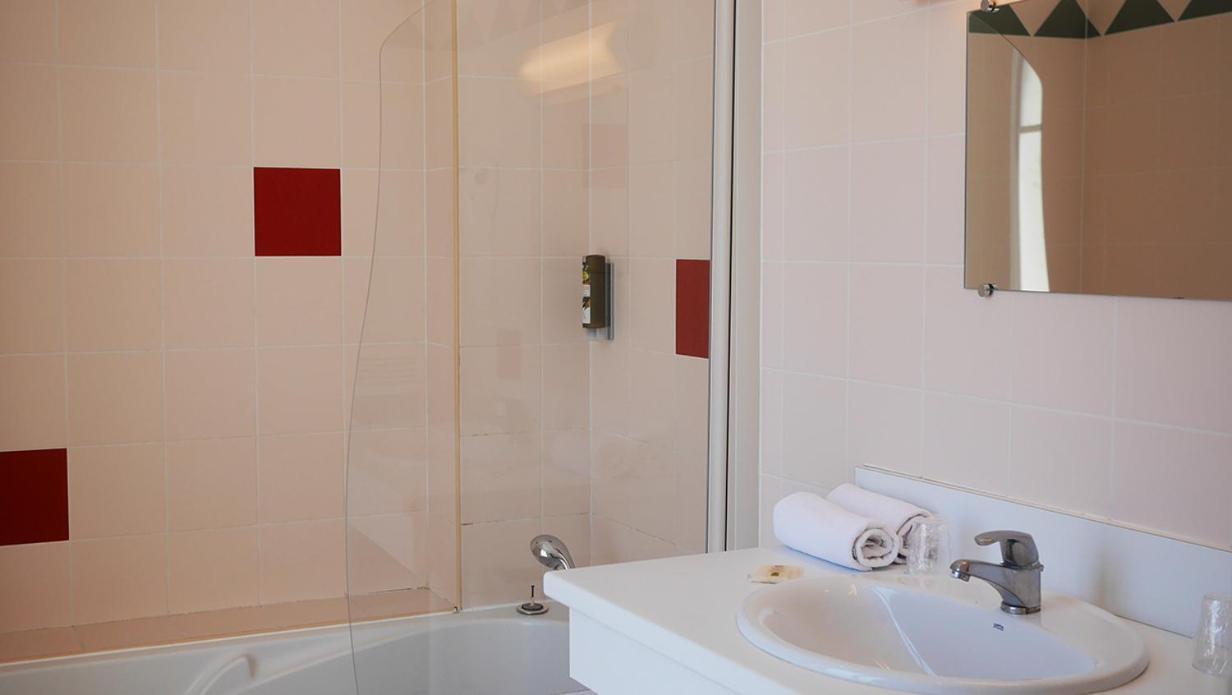 Logis Saint Louis Hotell La Suze-sur-Sarthe Eksteriør bilde